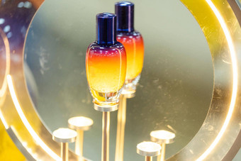 美丽的玻璃喷雾器瓶站秋天化妆品概念作文木气味香水样本演讲奢侈品产品广告概念模型