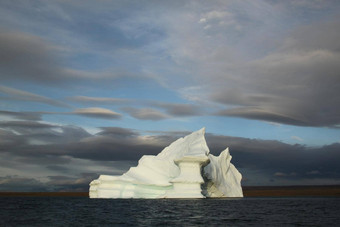 被困表格<strong>冰山</strong>冰晚上北极景观池塘入口努勒维特