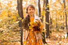孩子女孩秋天橙色叶子公园生活方式秋天季节孩子们概念