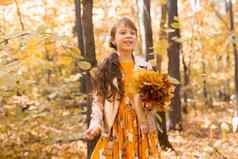 孩子女孩秋天橙色叶子公园生活方式秋天季节孩子们概念