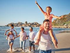 快乐旅行爱大家庭海滩哥伦比亚假期夏天放松支持日落自然微笑父母孩子们爷爷奶奶走海假期