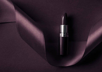 奢侈品口红丝绸丝带黑<strong>暗紫色</strong>的假期背景化妆化妆品平铺美品牌产品设计