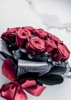 奢侈品花束珊瑚玫瑰大理石背景美丽的花假期爱现在情人节一天