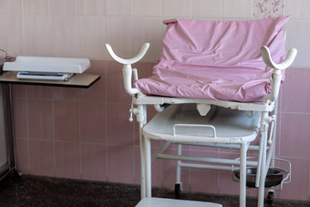 图像粉红色的妇科椅子toffice房间专业诊所复制空间怀孕规划分娩分娩的孕妇疼痛产科概念