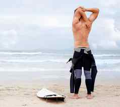 冲浪生活方式年轻的冲浪者享受一天海滩夏季