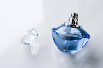 蓝色的香水瓶光滑的背景甜蜜的花气味魅力香味水香水假期礼物奢侈品美化妆品<strong>品牌设计</strong>