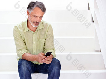 阅读文本步骤成熟的商人<strong>手机</strong>坐着楼梯
