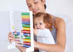 学习首页年轻的妈妈。教学婴儿女儿基础知识数学算盘