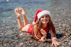肖像有吸引力的女孩红色的圣诞老人他庆祝圣诞节假期海异国情调的旅行假期概念