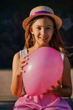 肖像女孩他粉红色的气球穿着粉红色的衣服头发长宽松的
