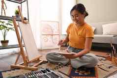 有创意的女人绘画图片帆布石油油漆明亮的首页工作室休闲活动有创意的爱好艺术概念