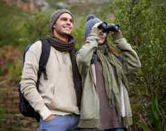 采取风景年轻的夫妇采取风景享受山徒步旅行