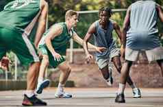 能源健身篮球篮球法院团队玩有竞争力的体育游戏锻炼培训体育运动挑战集团球员运行竞争强烈的有氧运动锻炼