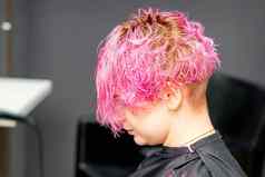 美丽的年轻的粉红色的头发的高加索人女人现代头发沙龙