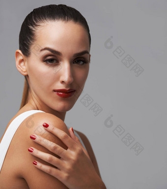 显示流行红色的工作室肖像年轻的女人穿口红指甲波兰的