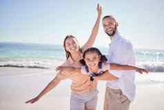肖像快乐家庭玩海滩假期有趣的坎昆父孩子有趣的夏天假期海洋微笑爱笑国际旅行