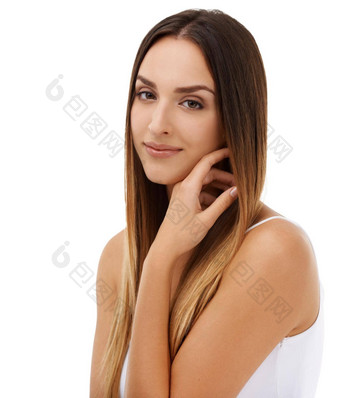 自然美无与伦比的华丽的浅黑肤色的女人光滑的皮肤长华丽的头发孤立的白色背景