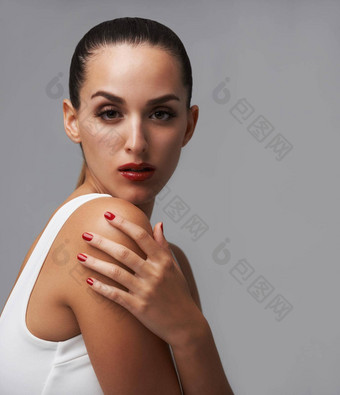 时髦的朱红色工作室肖像年轻的女人穿口红指甲波兰的