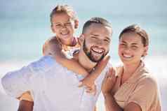 家庭海滩孩子旅行父母快乐假期热带水岛科斯塔黎加夏天肖像妈妈。父亲女孩微笑假期海洋