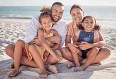 快乐家庭放松微笑海滩夏天假期成键时间自然妈妈。父亲孩子们放松桑迪海岸微笑假期打破周末旅行