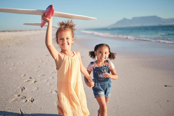 玩具飞机海滩孩子们运行快乐太阳快乐心态自然太阳孩子们女孩兄弟姐妹玩夏天阳光微笑幸福有趣的时间
