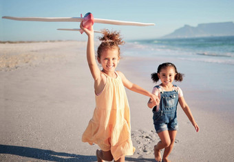 孩子们海滩假期旅行快乐女孩姐妹兄弟姐妹飞行飞机玩具运行海边有趣的活动能源肖像孩子们热带家庭假期科斯塔黎加