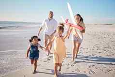 夏威夷快乐家庭海滩快乐孩子们运行玩具飞机自由旅行健康能源兴奋孩子们运行有趣的笑有趣的活动妈妈爸爸