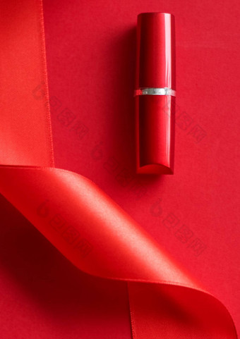 奢侈品口红丝绸丝带红色的假期背景化妆化妆品平铺美品牌产品设计