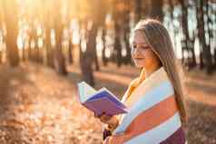 快乐女孩阅读书秋天公园
