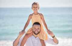 男人。成键女孩有趣的海滩游戏父肩膀西班牙海洋海夏天家庭假期肖像微笑快乐父亲携带女儿玩孩子孩子自然环境