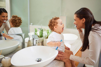 妈妈教学婴儿刷牙齿浴室计数器首页清洁微笑脸健康的口服卫生孩子意味着孩子友好的牙膏牙刷牙科例程