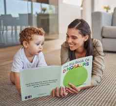 妈妈孩子阅读恐龙书生活房间地板上家庭首页教育有趣的学习快乐发展妈妈。玩学习教学孩子们动物故事婴儿男孩