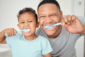 肖像牙科爸爸孩子刷牙牙齿健康的口清洁首页浴室快乐父亲教学孩子口服医疗保健健康新鲜的呼吸牙刷牙膏微笑