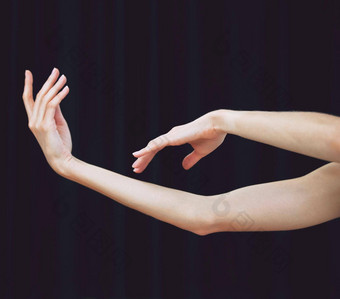 女人手跳舞平静身体手臂运动有创意的和平工作室黑色的背景平原指甲修指甲沙龙水疗中心按摩奶油乳液护肤品美格蕾丝跳舞女孩运动