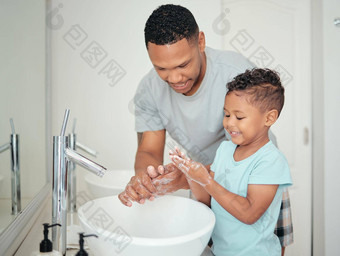 肥皂父亲孩子清洁手卫生健康积极的早....例程健康的生活方式快乐微笑爸爸享受洗手指年轻的孩子男孩儿子浴室