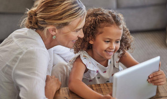 平板电脑孩子们学习女孩妈妈。互联网研究在线增长发展家庭教育技术女人<strong>福斯特</strong>女儿首页