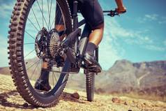 自行车体育运动轮子污垢路冒险小道山健身锻炼特写镜头自行车跟踪运动员把轮胎沙子骑自行车自然有趣的
