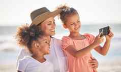 自拍海滩妈妈孩子们家庭假期夏天旅行放松有趣的哥伦比亚快乐母亲一天微笑女孩孩子们采取照片电话爱阳光假期自由