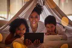 家庭肖像平板电脑在线应用程序孩子们漫画流媒体数字晚上故事毯子堡帐篷首页快乐巴西妈妈。微笑孩子们阅读玩互联网科技