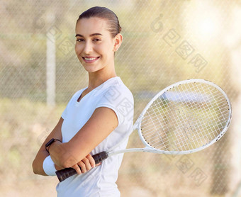 网球体育肖像快乐运动员站户外法院球拍准备好了游戏健身微笑女人网球球员健康健康活跃的生活方式培训匹配