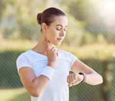 健身时间心率体育女人看检查脉冲培训锻炼健康女运动员跟踪进步锻炼例程