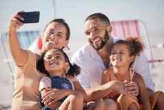自拍电话快乐家庭夏天海滩假期享受假期旅行夏威夷海洋沙子妈妈。父亲女孩孩子们智能手机摄影微笑快乐兴奋巴厘岛