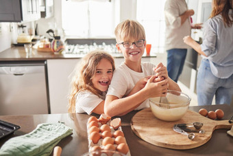 孩子们烹饪早餐厨房厨房微笑学习孩子发展健康烤食物<strong>产品</strong>快乐孩子们有趣的烘焙假期家庭<strong>首页</strong>