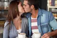爱边界年轻的夫妇接吻咖啡馆