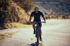 健身山男人。骑自行车自行车夏天锻炼培训有氧运动锻炼路生活方式健康强大的骑自行车的人享受骑山自行车在户外