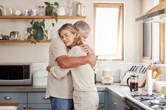 拥抱支持退休夫妇首页厨房爱护理精神健康信任拥抱婚姻养老金人令人欣慰的高级合作伙伴房子