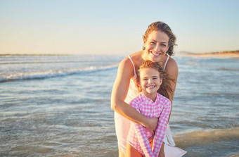 妈妈。孩子海洋微笑水快乐有趣的时间家庭假期海女人女孩海滩玩波显示幸福假期旅行迈阿密