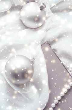 圣诞节魔法假期背景节日装饰物银古董礼物盒子金闪闪发光的冬天季节现在奢侈品品牌设计
