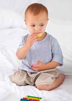 吃美味的饼干可爱的男孩吃美味的饼干