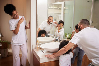 孩子们爸爸刷牙牙齿浴室反射镜子妈妈电话采取图片睡觉前爱快乐家庭男人。孩子们牙刷女人智能手机首页
